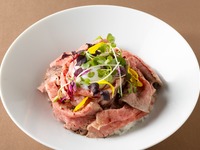 【道産牛ローストビーフ丼】サラダ・デザート・スープ・コーヒービュッフェ付き