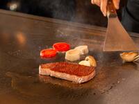 Reservations-only! “Lunch-exclusive Kobe beef course” featuring grilled meat sushi, salad, and a main course of premium Kobe beef sirloin—a total of 6 dishes.
