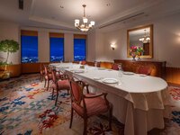 ‘Private room guaranteed × Weekdays only’ [Dequbert] A standard dinner course featuring fish and meat appetizers, plus dessert.