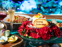 [New BD] In a fantastical aquarium setting, a popular multi-course meal “featuring stylish flower cakes”: 8 dishes served across 5 plates, including “Double main course of grilled beef short rib and chicken thigh shashlik × cheesy risotto” <Surprise Anniversary Course>