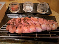Langue d'agneau grillée servie avec trois sortes de sels spéciaux et, au choix, soupe mala ou shabu-shabu (menu V).