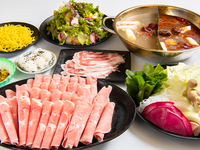 Gegrilltes Lammfleisch, serviert mit drei speziellen Salzen, sowie das scharf-würzige Kräuter-Suppe-Fondue – G-Kurs