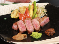 Featuring a Tasting Comparison of 2 Kobe Beef Steaks and Special Kobe Beef Garlic Rice – 6 Dishes