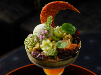 [9/1 - 11/30] A luxurious parfait of Shine Muscat and Kyoho grapes, served with sake lees cream and Earl Grey ice cream