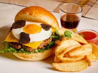 ＜平日・お月見バーガー付＞『お月見アフタヌーンティー with 京都・祇園辻利の宇治茶』秋の夜長にお月見気分を楽しめる“2色団子やうさぎのマシュマロ、紫芋のマカロン”などを堪能！マリアージュフレール1杯＋その他ドリンクお替り自由　9/14～11/4