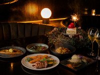 [Platinum Birthday Course] A luxurious anniversary plan featuring Hives’ most popular dishes: the number-one-selling Mexican pizza and uni noodles. Includes celebratory sparkling wine and a flower-adorned cake.