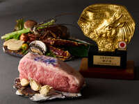 September–October [Heavy Snow] Lunch & Dinner: Course featuring three world-famous delicacies, live Ezo abalone, king crab or lobster, and Kobe beef