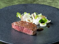【ルーフトップバル】前菜盛り合わせ5種＆黒毛和牛ロースのメインの2品＋生ビールなど2時間フリードリンク