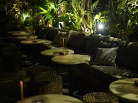 [Bar] Seat reservations only
