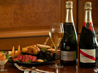 "Champagne Free Flow" where you can enjoy two types of champagne as much as you like (2-hour seating arrangement)