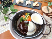 【9月限定ランチ】Cheese Lover’s Delight  Half&Half ハンバーグ