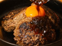 【すこやかハンバーグコース】新商品の「すこやかハンバーグ」や人気シリーズの「和牛の蟹・いくらユッケドッグ」を含むコースをご提供。