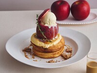 【Starting 9/2】Affordable free-drink set available only on weekdays / Pancakes with whole apple and burnt crème brûlée, served with Earl Grey custard sauce