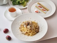 【デザート＆ドリンク付きのスペシャルランチ】栗と3種きのこのクリームパスタ〈サラダ付き〉