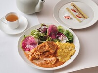 【デザート＆ドリンク付きのスペシャルブランチ】とろとろ豚ときのこ、れん根のトマトジンジャーオムレツライス