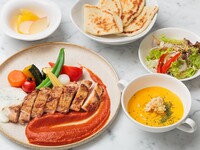 よさこい尾鶏のスパイスロースト　高知野菜添え　ヨーグルトソースとトマトソース