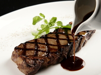 AUTUMN PREMIUM LUNCH COURSE　　　　　　　　　　　　　　　　　　　　　　　　前菜＋スープ＋メインディッシュ（シーフード OR 国産牛ステーキ）＋デザート