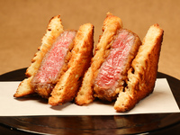 新【うしみつ恵比寿本店9周年記念コース　〜SMASH〜】「SMASH　STEAK　～ヒレ～」「和牛といくらのユッケドッグ」「厳選ヒレ肉のブリオッシュカツサンド」「厳選された焼き物5種」をご提供。