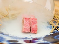 個室確約【西麻布けんしろう周年記念コース】「けんしろう焼き　〜瞬間燻製〜」「厳選和牛のうなぎユッケドッグ」「メンチカツカツサンド　〜自家製ソース〜」厳選された焼き物8種を部位に合わせた薬味で提供