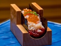 個室確約【姉妹店銀座ちかみつ焼肉百名店2025受賞記念コース】「厳選和牛の蟹・いくらユッケドッグ」「メンチカツカツサンド」「白いフリージング冷麺」厳選された焼き物を7種部位に合わせた薬味で提供