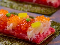 New: [Shinjuku Ushimitsu Grand Opening Course] We serve Wagyu crab and salmon roe bara-chirashi sushi dog, cutlet sandwich with minced meat ~homemade sauce~, and stone-cooked garlic curry.