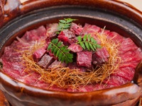 Private room guaranteed [Ebisu Ushimitsu Premium Course]: “Wagyu uni yukke dog ~finished right in front of you~”, “Brioche cutlet sandwich with carefully selected tenderloin”, and “Clay-pot rice with carefully selected Wagyu tenderloin and sirloin ~hanging over a wooden box~”
