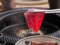 個室確約！新【すき焼きorしゃぶしゃぶコース】和牛を楽しむコースをご提供！すき焼きもしくはしゃぶしゃぶをお選びいただきます。「和牛の王道ユッケ」「厳選ヒレ肉のブリオッシュカツサンド」をご提供。