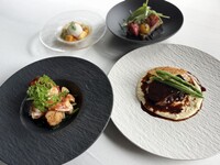 【Balcony Seat / Special Anniversary】Special 4 Course Dinner + Glass of Champagne + Message Plate and a Bouquet (for two persons only)