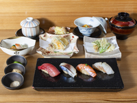 [Lunch-exclusive Sushi and Tempura Course] 6 kinds of tempura / 2 seasonal specialties / 8 pieces of Edo-style sushi / red dashi soup / tamagoyaki. A total of 18 items.