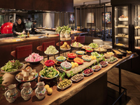 【9/22まで15% OFF！】【平日ランチ】前菜・サラダ・7種のスイーツを2時間満喫 ＋ 4種から選べるピザ