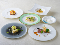 【サステナブルコース】・三重の恵みを、未来へつなぐ一皿に。  奥伊勢で育てられたスタージョン、約300年にわたり多気町で受け継がれてきた伝統野菜「伊勢芋」、地域の畑を再生し未来へつなぐ尾鷲甘夏、そして牛の健康と向き合いながら大切に育てられる美熊野牛。  三重の豊かな風土が育む食材と、その背景にある生産者の想いに目を向け、フランス料理の技法でそれぞれの魅力を一皿一皿に表現しました。  新しい生産への挑戦、受け継がれてきた食文化、地域農業の再生、そしていのちを大切に育むこと。  土地の恵みを味わうことが、その価値を未来へつなぐことへ。  三重の食の豊かさと、その先にある未来を感じていただく、シーホースのサステナブルコースをお楽しみください全6品・テーブルチェック予約限定選べるワンドリンク付き