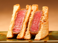 [Ushimitsu Specialty Course] Featuring the 10th-anniversary items “Kofuku No Kanzuke Yukke” and “Brioche Cutlet Sandwich with Carefully Selected Pork Loin ~ Homemade Sauce ~”, this course also includes six carefully selected grilled dishes and stone-cooked garlic curry.