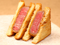 【Shinjuku Ushimitsu Opening Anniversary Course】 “Brioche cutlet sandwich with carefully selected pork loin ~ homemade sauce ~”. To celebrate Ushimitsu’s 10th anniversary, we’re offering “Kōfuku no Kanzuke Yukke” – a special yukke in a can! Additionally, we serve grilled meat of superior quality, seasoned with our specially chosen condiments.