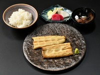 白焼き定食（上）