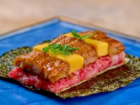 【銀座ちかみつ焼肉百名店2025受賞記念コース】「厳選和牛のうなぎユッケドッグ」「どらバーグ　〜自家製タルタル〜」「白いフリージング冷麺」厳選された焼き物7種を部位に合わせた薬味で提供