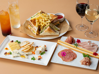 【10・11月限定】ミックスナッツ + 料理1品とスパークリングワインを含むドリンクフリーフロー付き 「Happy Free Flow～ハッピーフリーフロープラン～」