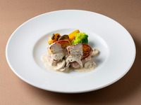 【道産豚フィレ肉のベーコン巻き リンゴのソテー シードルソース（ライス付き）】サラダ・デザート・スープ・コーヒービュッフェ付き