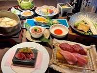 10月『本まぐろ大トロ＆和牛すき焼き』＆『とろたく小丼』『厳選牛の石焼ステーキ』『鯛ひつまぶし』5,000円(税抜) 