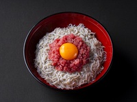 佐賀三昧 海と大地のごちそう丼＜伊万里湾のしらすと本マグロ丼＞