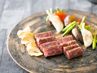 【最高の結婚記念日：平日】こぼれスパークリング＋花束＋メッセージプレート20文字付き記念日！鮮魚と精選国産牛フィレ・ロースの食べ比べランチ