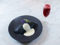 【エドワード・ゴーリー展　開催記念】黒衣をまとったオムライス